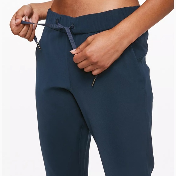 lululemon athletica Pants - Lulu on the fly cropped- Black